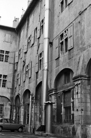 Valence. - La façade côté cour de l'ancienne abbaye de Vernaison, devenue annexe du Palais de Justice.