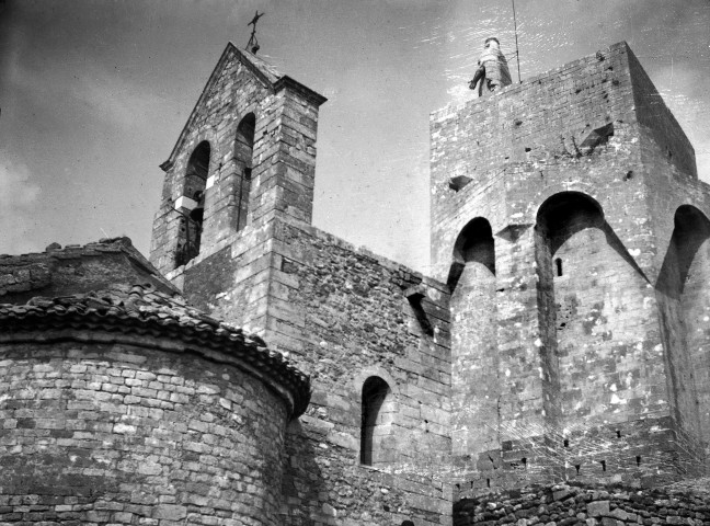 Clansayes. - L'église Saint-Michel et la tour.