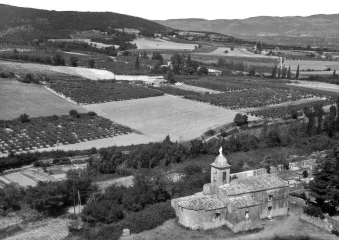 Cliousclat. - Vue aérienne de l'église Saint Jean-Baptiste.