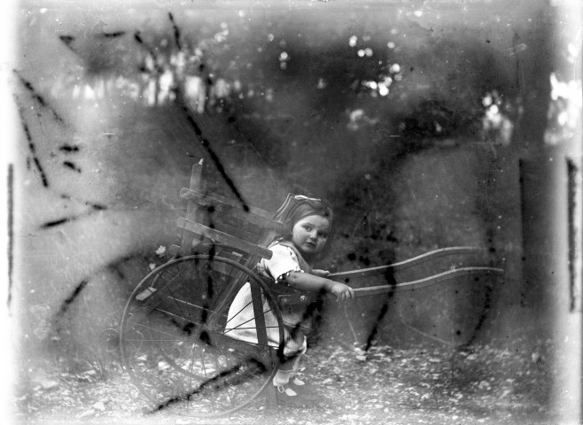 Charols, château de Salettes. - Marie-Thérèse Champin tirant sa charrette pour enfant.