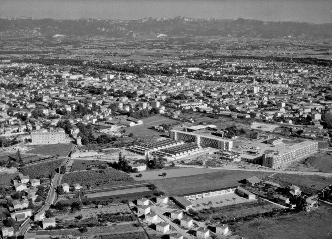 Romans-sur-Isère.- Vue aérienne de la ville, au 1er plan le lycée technique.