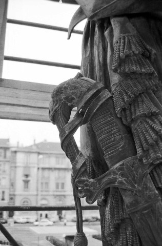 Valence.- Détail de sculpture du monument Championnet, place du Champ de Mars pendant les travaux de restauration.