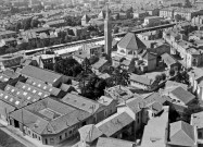 Vue aérienne d'une partie de la ville, au centre l'église Notre-Dame de Lourdes.