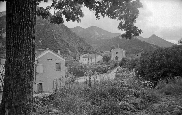 Boulc.- Vue d'une partie du village et de l'église Saint Martin.