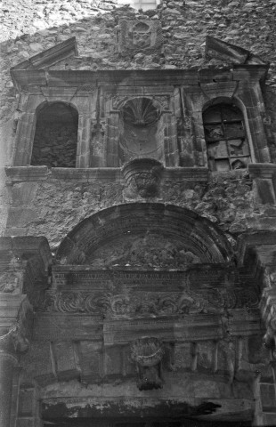 Buis-les-Baronnies. - Détail du portail de l'ancien couvent des ursulines.