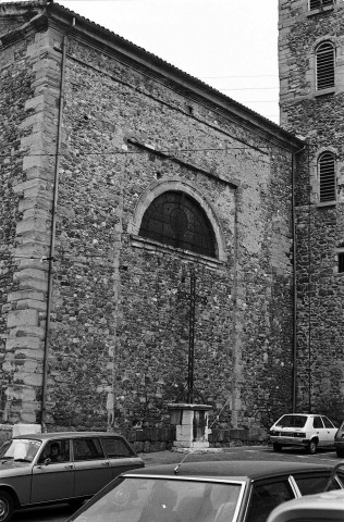 Saint-Vallier. - La façade de la nef sud de l'église Saint-Valère, porte du XVIIIe siècle murée.