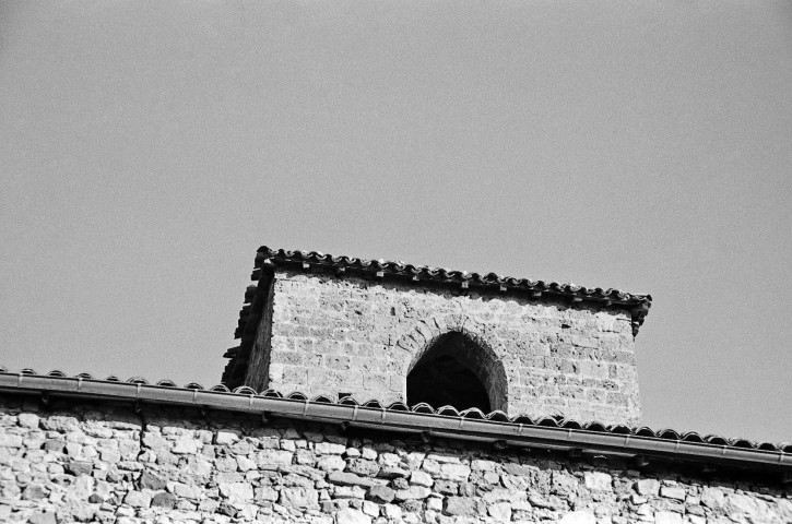 Gigors-et-Lozeron. - La façade sud du clocher de l'église Saint-Pierre.