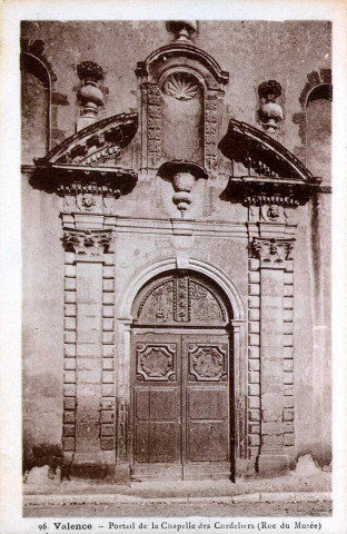 Le portail de l'ancienne chapelle des Cordeliers, rue André Lacroix.