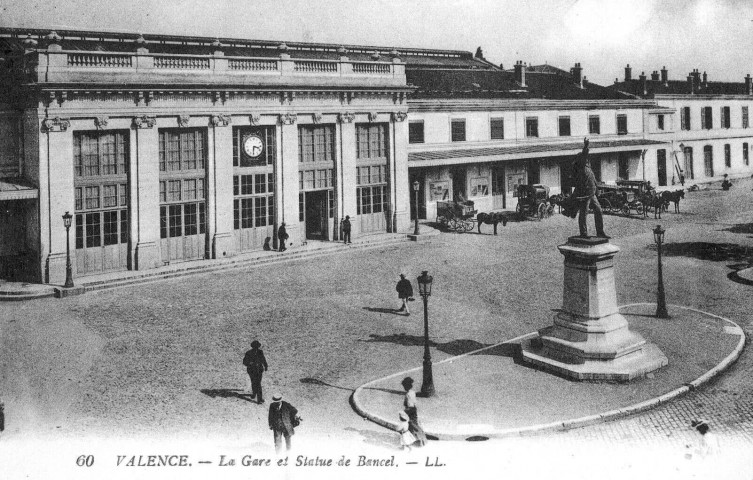 La gare et la statue Désiré Bancel (1897).