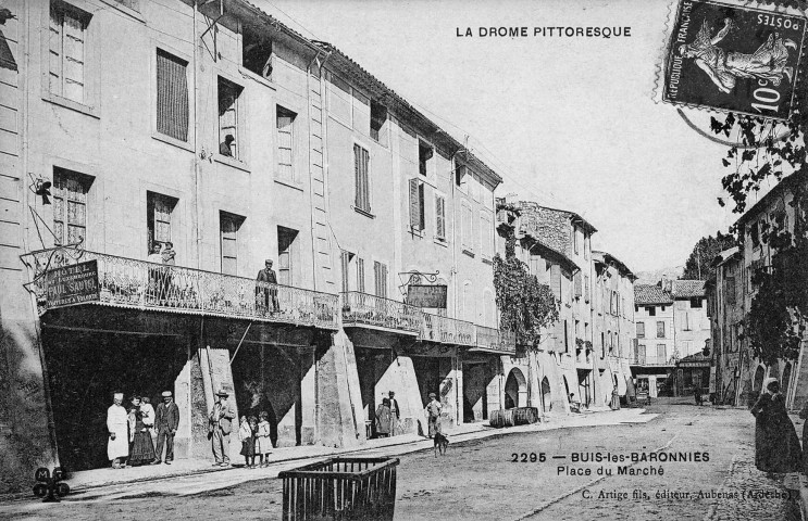 Buis-les-Baronnies.- Place du marché.