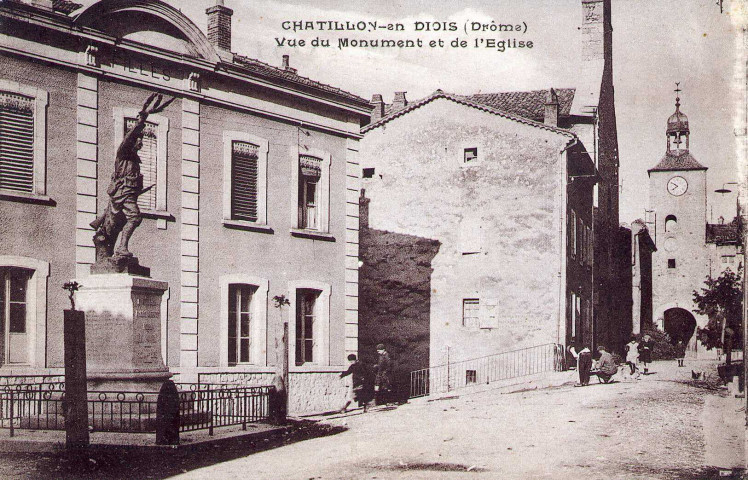 Le groupe scolaire et le monument aux morts et la tour de l'horloge.