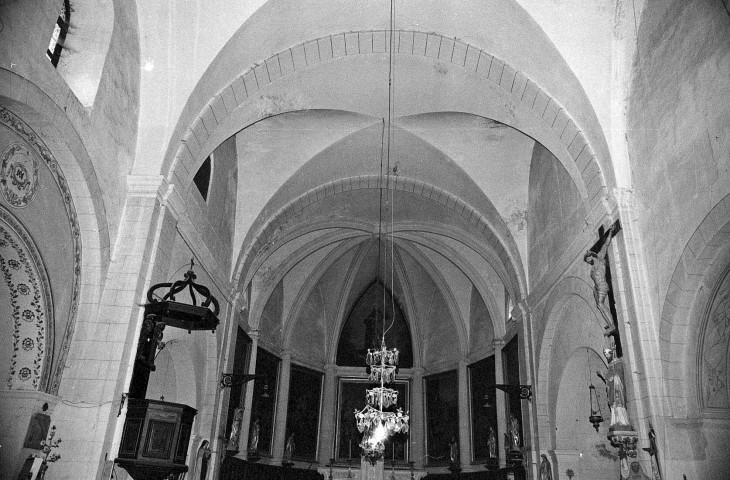 Rochegude. - La nef de l'église Saint-Anne.
