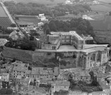Vue aérienne du château, de la collégiale et d'une partie du village.