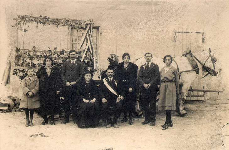 Loriol-sur-Drôme.- La fête des Bouviers de 1923. Famille Rey : assis le roi Paul Rey et Madame, à leur gauche trois enfants, à leur droite un des fils et sa femme et le dernier des fils.