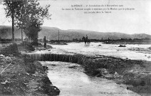 La route de Valence inondée après le débordement du Mialan du 8 et 9 octobre 1907.