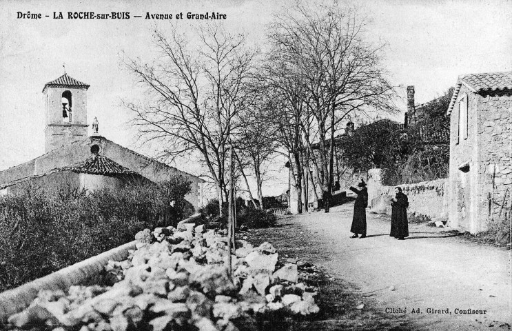 La Roche-sur-le-Buis.- Vue du village et de l'église Saint-Christophe.