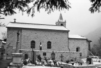 Bouvante.- Le cimetière et la façade sud de l'église Saint-Pierre de Bouvante-le-Haut.