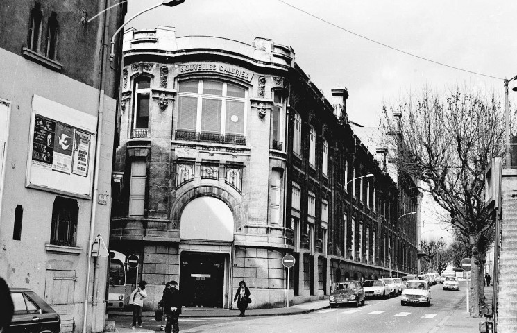 Valence.- Les Nouvelles Galeries, rue Denis Papin.