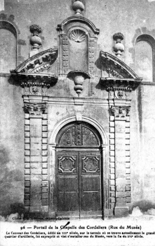 Le portail de l'ancienne chapelle des Cordeliers, rue André Lacroix.