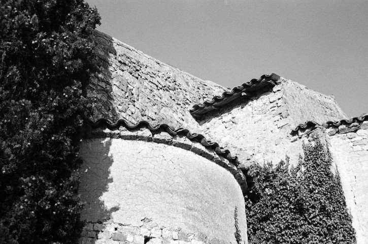 Gigors-et-Lozeron. - Le chevet de l'église Saint-Pierre.