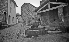 Curnier. - La fontaine et le lavoir.