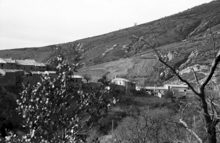 Le Poët-Sigillat.- Vue générale sud du village. Flou