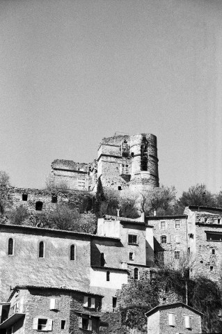 Montbrun-les-Bains.- Vue du village et des travaux de consolidation du château, obturation de la grande brèche sud.