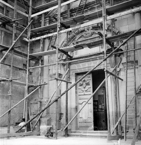 Grignan. - Façade de la collégiale Saint-Sauveur pendant les travaux de restauration.