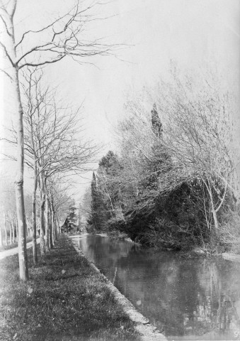 Charols, château de Salettes. - Le grand bassin.