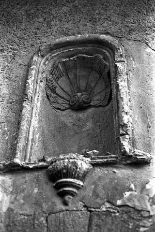 Montbrun-les-Bains. - Niche à coquille sur la façade nord de l'église Notre-Dame.