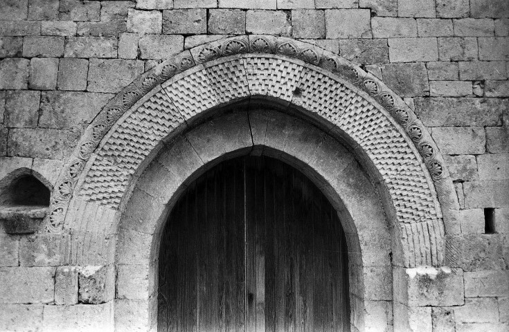 La Bâtie-Rolland. - Le porche de la chapelle Saint-Andéol.