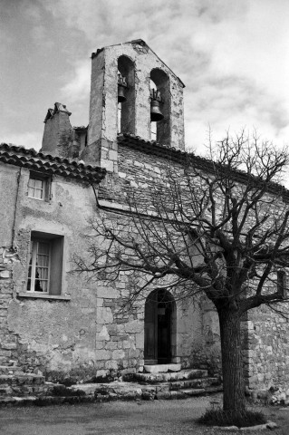 Arpavon. - Le porche et le clocheton de l'église Saint-Étienne.