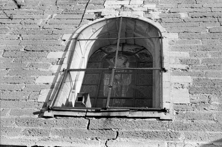 Rochegude. - Fenêtre de la façade ouest de l'église Saint-Anne.