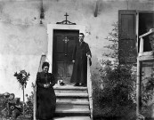 Saint-Thomas-en-Royans.- Le curé et sa mère devant la cure.
