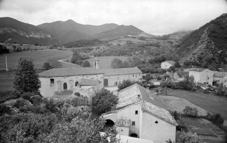 Boulc.- Vue aérienne du village et de l'église Saint-Martin.