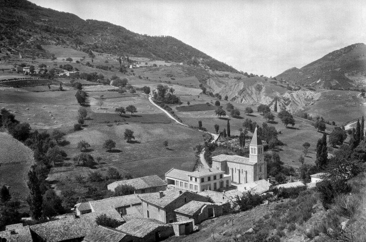 Bouvières.- Vue du village et de l'église Saint Antoine