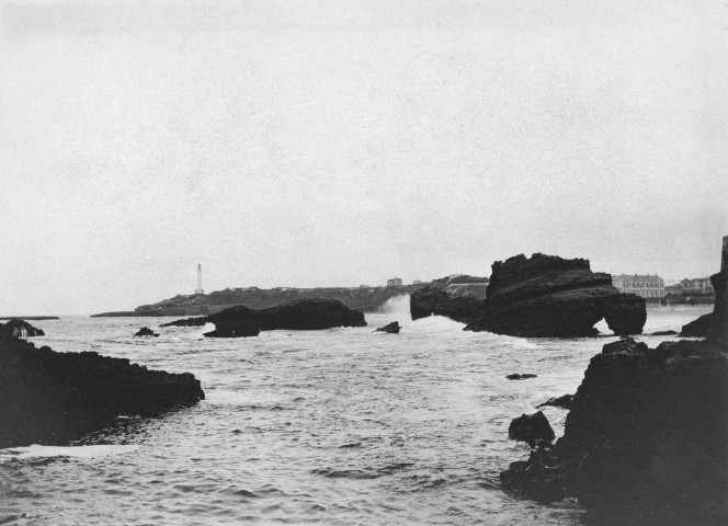 Biarritz (Pyrénées-Atlantiques). - Rochers dans l'océan.