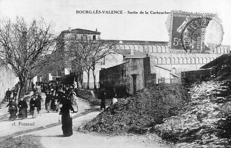 Bourg-lès-Valence.- Sortie de la Cartoucherie