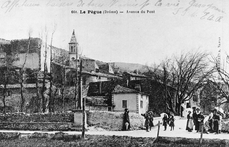 Le Pègue.- Vue du village et de l'église Saint-Marcel ou Saint-Mayne.