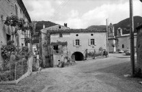 Sainte-Croix.- La place du village.