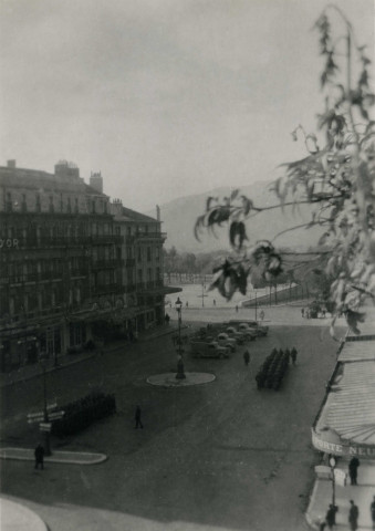 Valence. - Place de la République avec la présence de camions et de troupes.