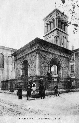 Valence.- Le Pendentif et le clocher de la cathédrale Saint-Apollinaire.