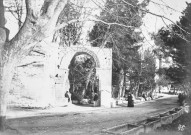 Arles (Bouches-du-Rhône). - Entrée des Alyscamps.