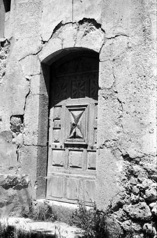 La Roche-sur-le-Buis.- Porte du XVIIe siècle de la chapelle des pénitents.