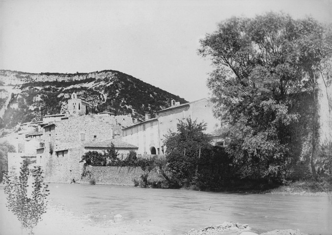 Pont-de-Barret. - Vue depuis la berge du Roubion.