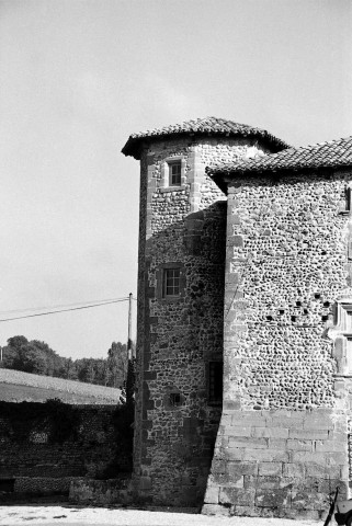 Chanos-Curson.- La façade sud de la maison forte de Conflans.