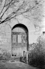 Le Pègue.- Le porche de la chapelle Sainte-Anne.