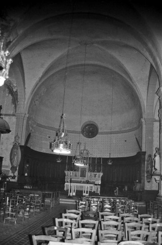 Taulignan.- La nef et le chœur de l'église Saint-Vincent.