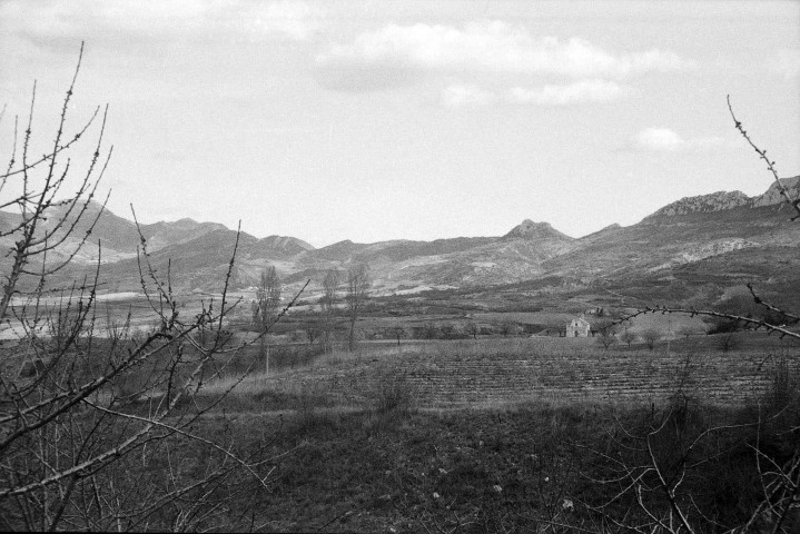Sainte-Jalle. - Les abords de la chapelle Saint-Anastase.