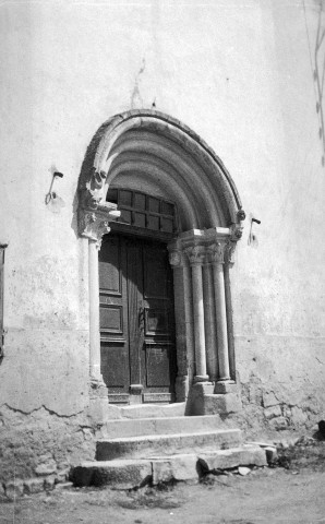 Clansayes. - Portail de l'église Saint-Michel.